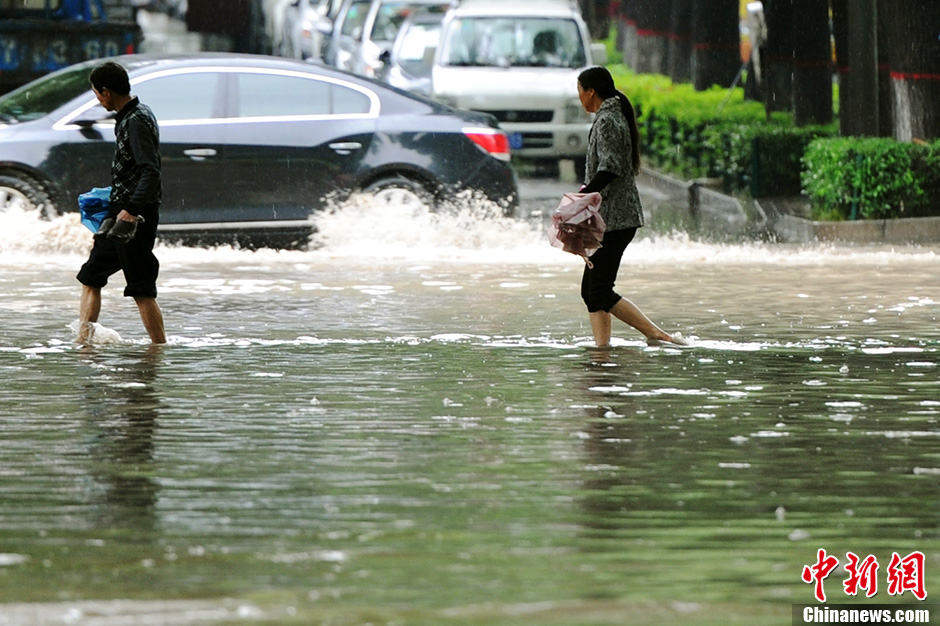 西安遭强降雨天气 行人赤脚出行 - 高唐信息港
