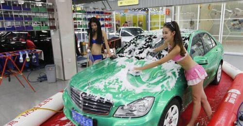美女比基尼洗车吸引顾客 - 高唐信息港