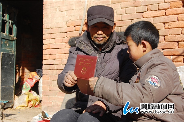 10岁孩子无户口上学难 爱心组织联手公安局落