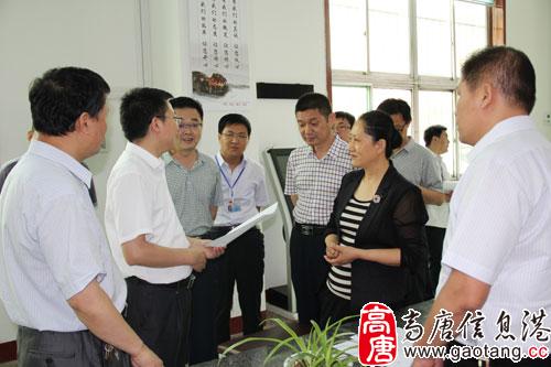 高唐:冯能斌到政务服务中心调研三证合一办理
