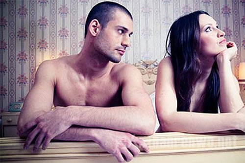 丈夫出轨妻子怎么办?原配扒衣暴打小三不可取