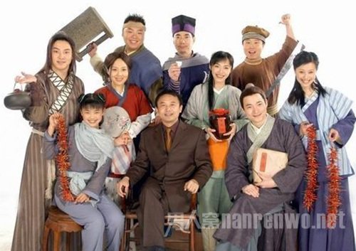 《武林外传》主演十年后再聚首 身穿戏服合影变样大