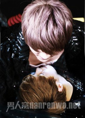 鹿晗和世勋接吻图片高清无马赛克 世勋鹿晗深