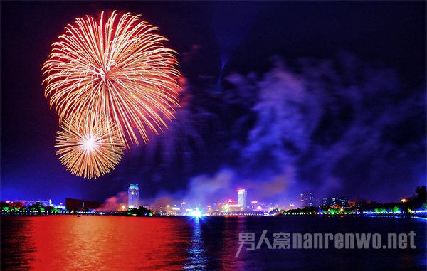 最新关于形容烟花的句子 烟花易冷但却无比绚