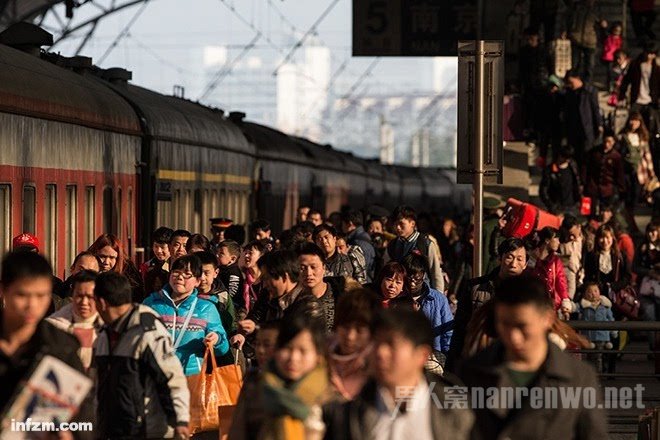 2016年春运火车票退票潮 中午午夜是捡票高峰
