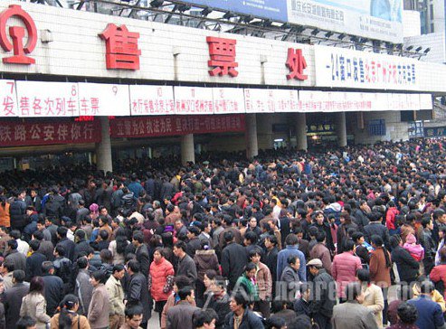 2016年春运火车票退票潮 中午午夜是捡票高峰