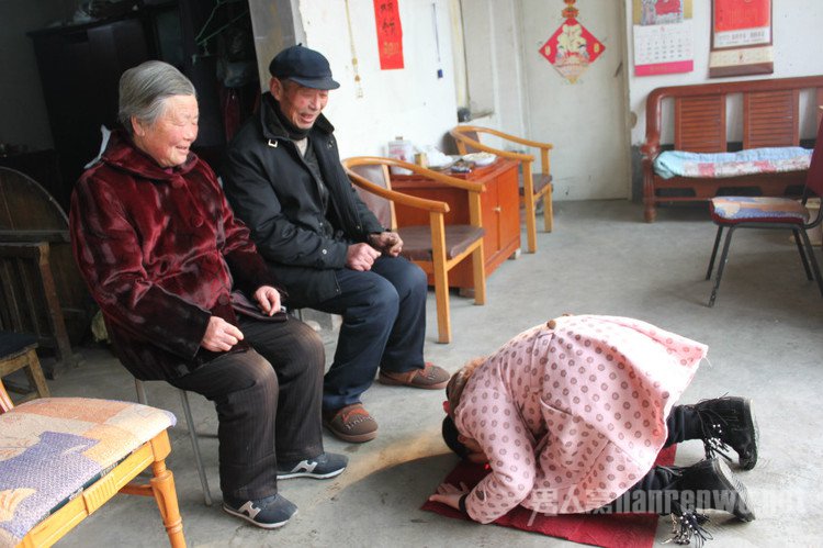 2016年猴年初一拜年习俗 穿上最漂亮的衣服走