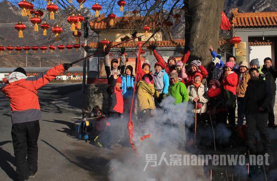 新年放鞭炮的传说 原来贴对联放鞭炮是这么来