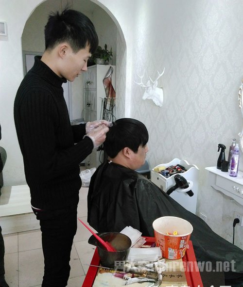 春节前夕理发店顾客爆棚 理发师忙到凌晨四点半才打烊