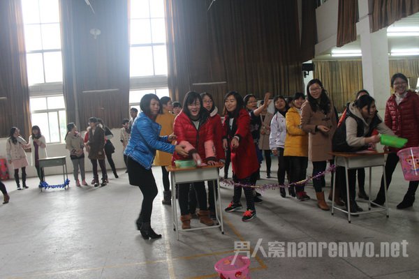 2016年庆三八妇女节活动方案 让女生成为一道