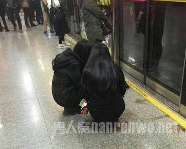 网友曝光两女孩蹲着等地铁 称上海外地人不文明没教养