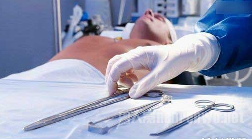 男子手术台上遭加价7000元 不交就把割开的伤