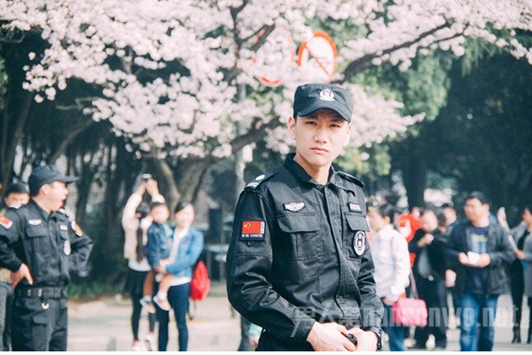 武大樱花节最帅保安走红 高颜值礼貌撩妹赛过