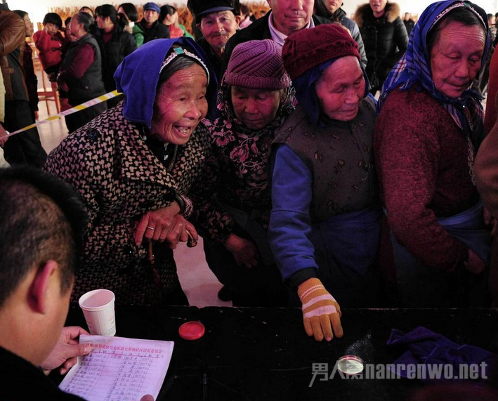 昆明村当众分红1000万现金 再见钱山羡煞旁