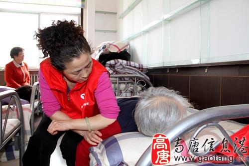 高唐鱼丘湖街道:青年志愿者义务为居民按摩受