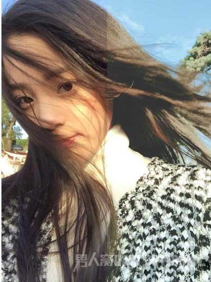 欧阳娜娜疑似享有特权 初中仅念1年却领毕业证