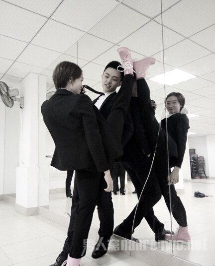 撩妹神技新境界:妹子一字马壁咚爆红 腿短的眼