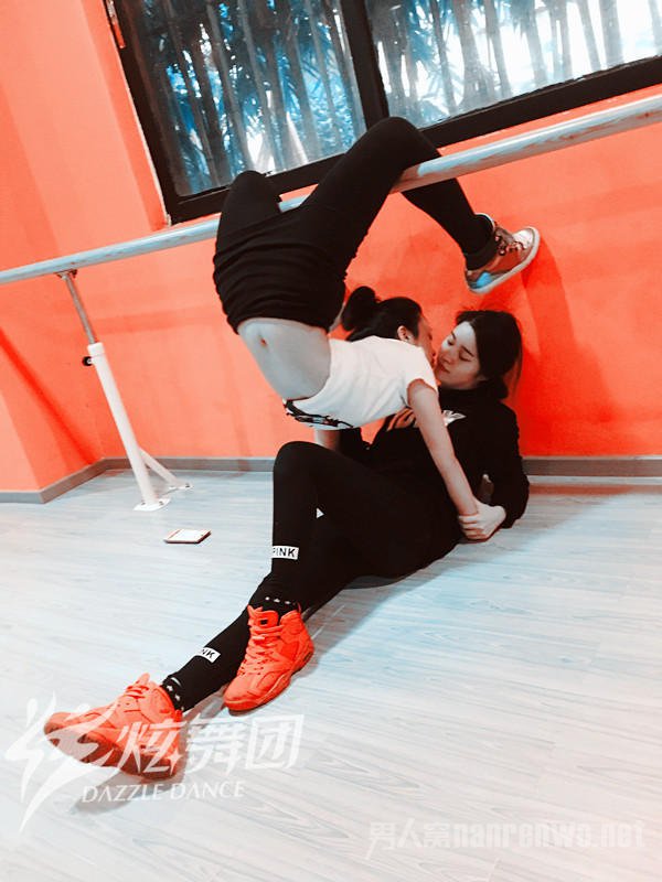 撩妹神技新境界:妹子一字马壁咚爆红 腿短的眼