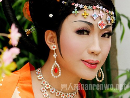  曝李玉刚隐婚9年  8岁混血女儿照片首公开 - 高