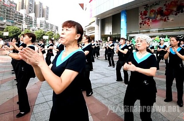 30名中国大妈受邀加拿大国庆节 表演广场舞《