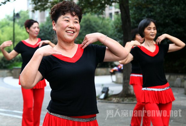 30名中国大妈受邀加拿大国庆节 表演广场舞《