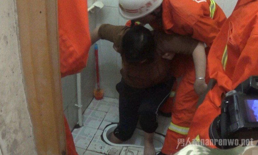 奇葩! 女子脚卡卫生间 蹲坑 消防员用食用油将其