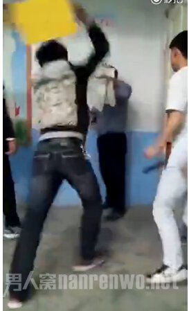 曝安徽初中男生群殴老师 拳打脚踢板凳砸