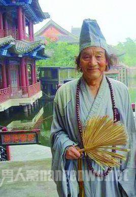 82岁游本昌辟谣进养老院 网友:老爷子真潮 - 高