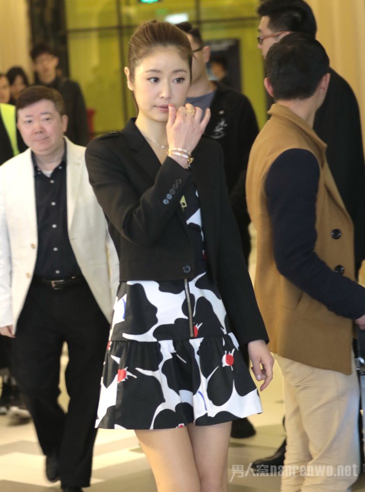 林心如当众手抠鼻显不雅 众助理护驾似女王出