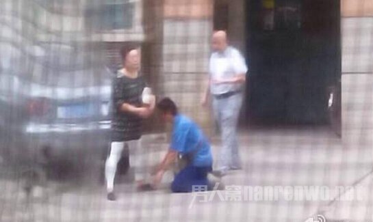 快递员给客户下跪 因楼下直喊女客户名字被拔