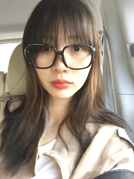 因为整容的缘故,明星撞脸是有常见。当然柳岩有没有整容小编不知道,只是近日柳岩晒素颜美照,被眼尖的网友发现柳岩撞脸李小璐了。这是真的吗?我们先来看看柳岩素颜美照长什么样吧! 柳岩晒素颜美照 5月11日,性感女神柳岩通过微博晒坐在车内的素颜美照,并透露是在“赶路!