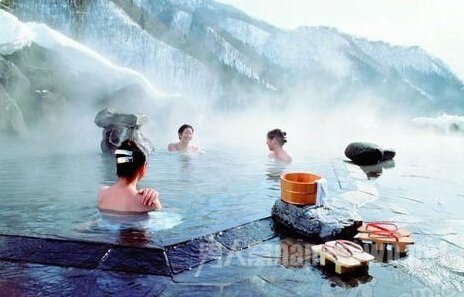 狗血!俩闺蜜携男友泡温泉 发现男友是同一人当