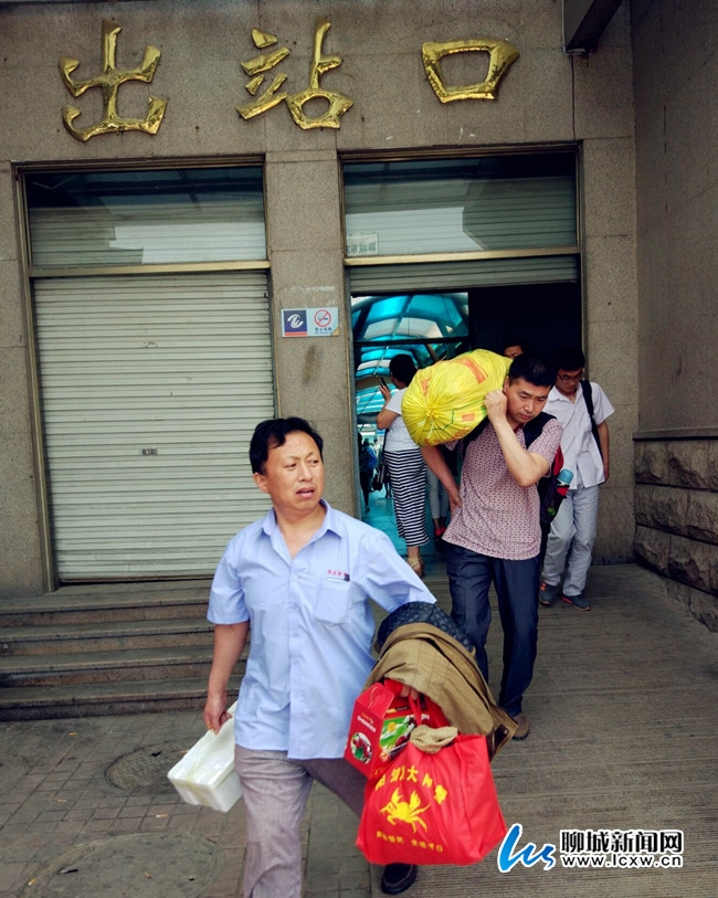 聊城农民纷纷返乡收麦 本网讯(记者 王博) 6月7日上午,全市小麦收获开机仪式在阳谷县大步乡举行,标志着我市604万亩小麦收获正式展开。7日,冠县、莘县、茌平县、高唐县及高新区等5县区小麦开机收获。8日,临清市、东阿县小麦开机收获,全市开机收获小麦的县(市、区)达8个。 聊城多部门联动打响麦收会战 记者从农机部门了解到,截至6月8日16点,全市上阵小麦联合收割机5300余台,收获小麦21.