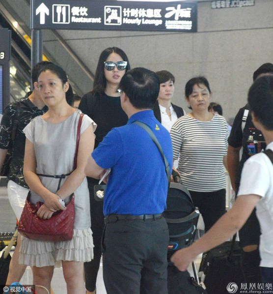 张梓琳推婴儿车遮爱女避镜头 辣妈产后长腿仍