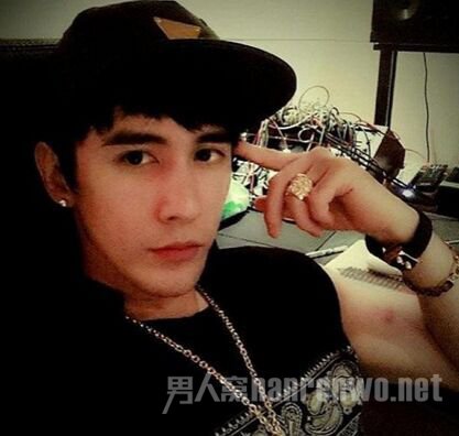 张伦硕露大鸟照网上疯传 跳水掉泳裤实在尴尬