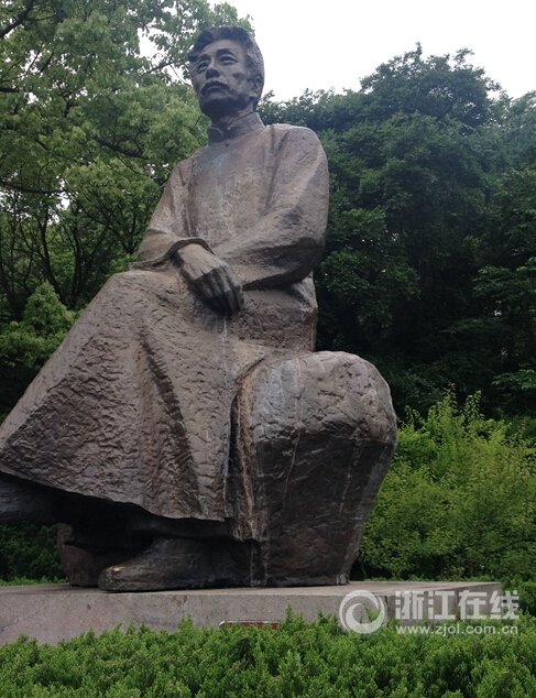 过分!西湖鲁迅像被泼漆引民愤 景区:要把景区当